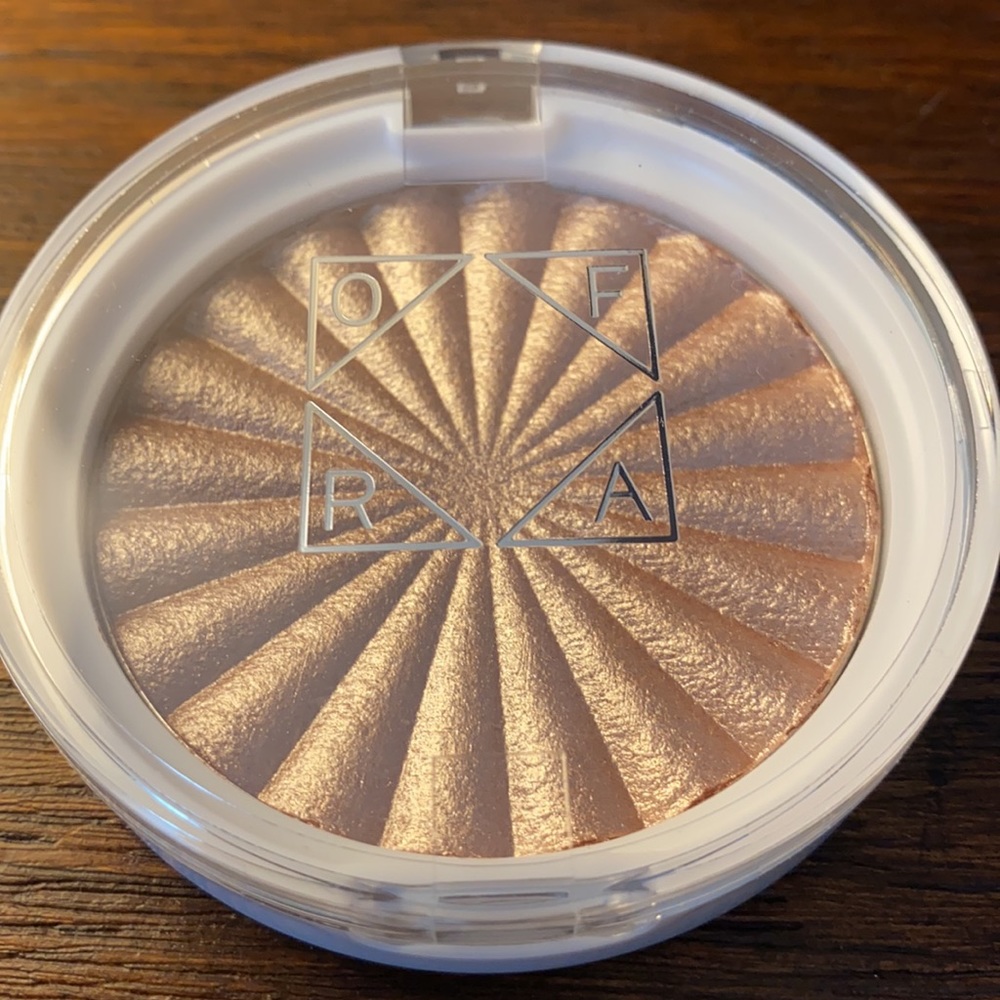 New - Ofra Cosmetics highlighter in blissful